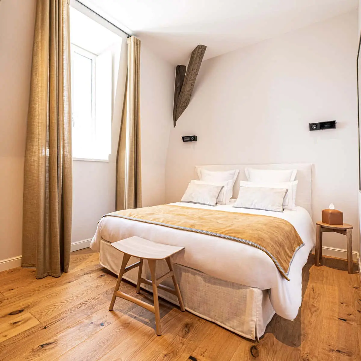 Wall decoration, PMR double comfort room at Hotel Le Mosaïque Narbonne.